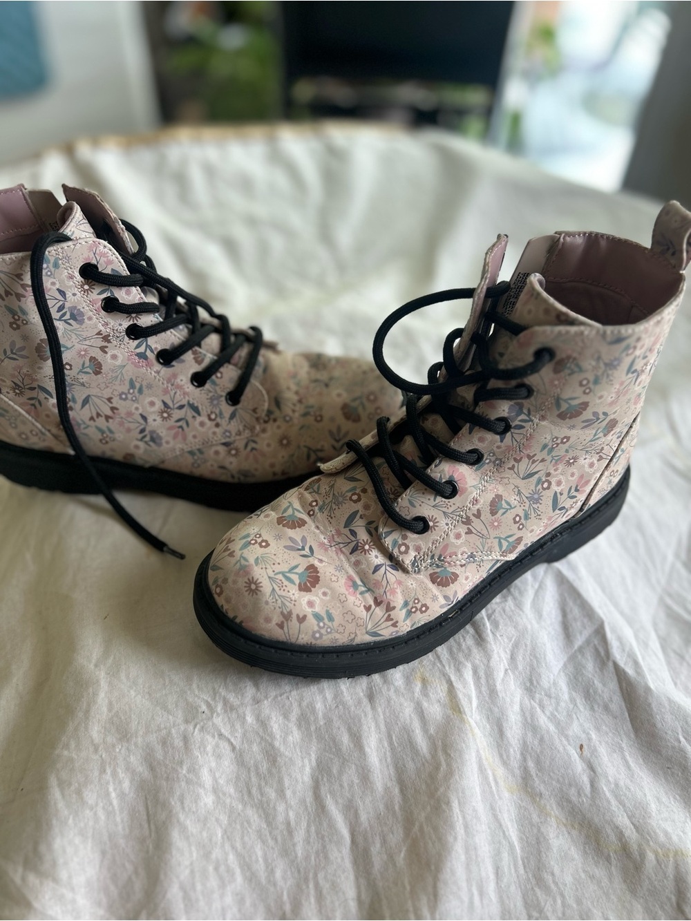 art class Pink Floral Lace-Up Kids Boots with zipper on the side.